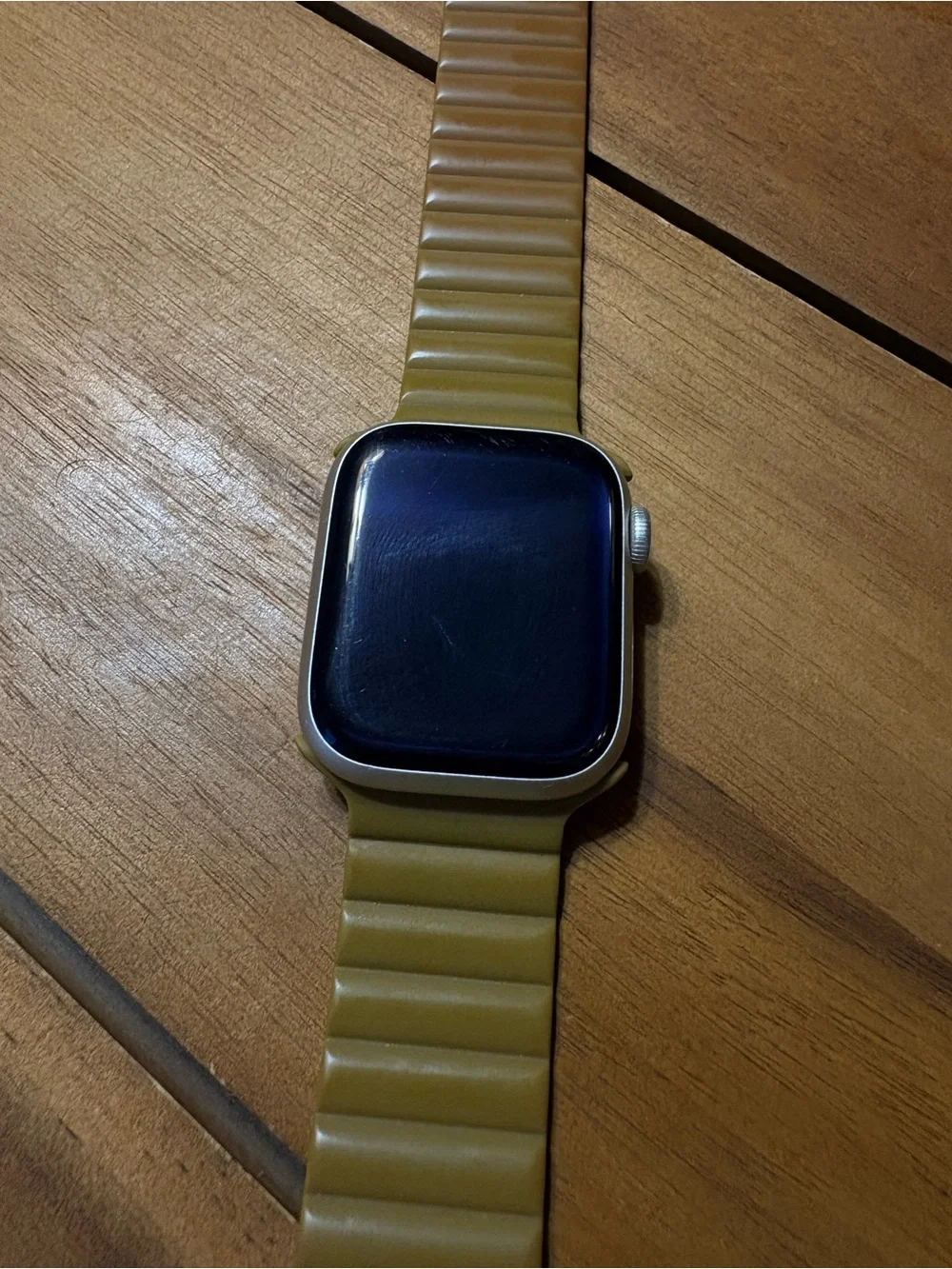 Apple Watch Series 8 starlight